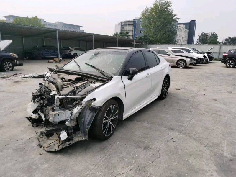 事故车郑州市18年丰田凯美瑞中型车