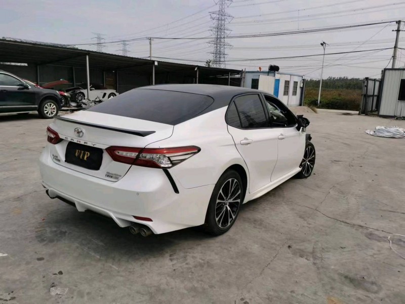 事故车郑州市18年丰田凯美瑞中型车