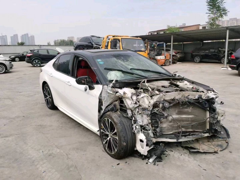 事故车郑州市18年丰田凯美瑞中型车